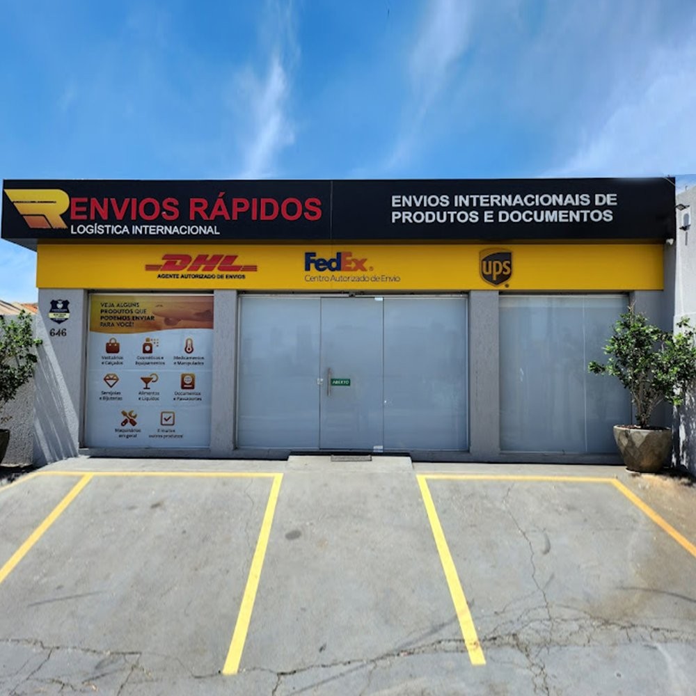 Foto da fachada de uma agência de envios.